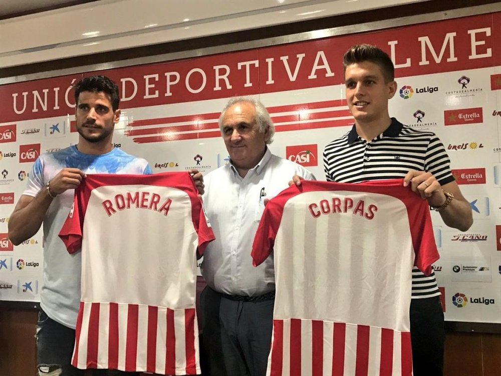 Romera y Corpas en su presentación como nuevos jugadores del Almería. Twitter/U_D_Almeria