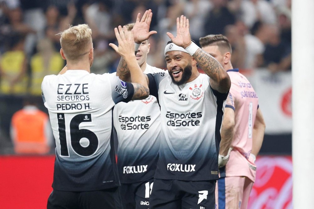 Romero marca, Depay assiste e Corinthians avança para as semifinais da Sul-Americana. EFE