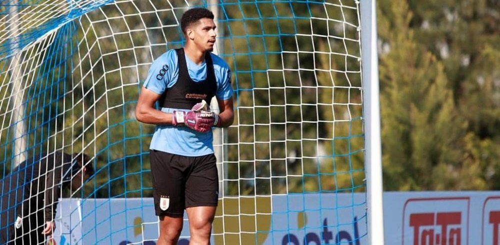 Uruguay espera recuperar a Araujo para el choque ante Brasil. EFE