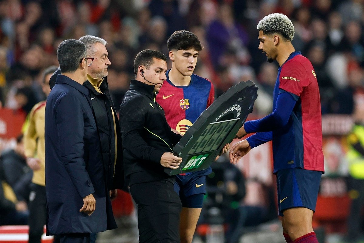 El Barça descarta una lesión de Araujo. EFE/Julio Muñoz