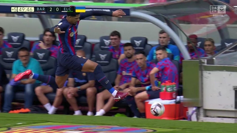 Araujo avoiding stepping on the club crest. Screenshot/DAZN