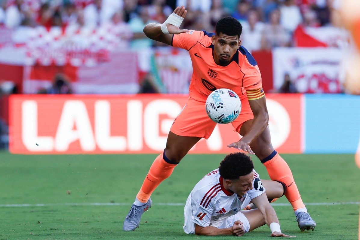 'Barça precisa vender Araujo', insiste Jamie Carragher após erro contra ...