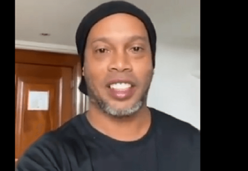 Ronaldinho comunica la positività al COVID-19