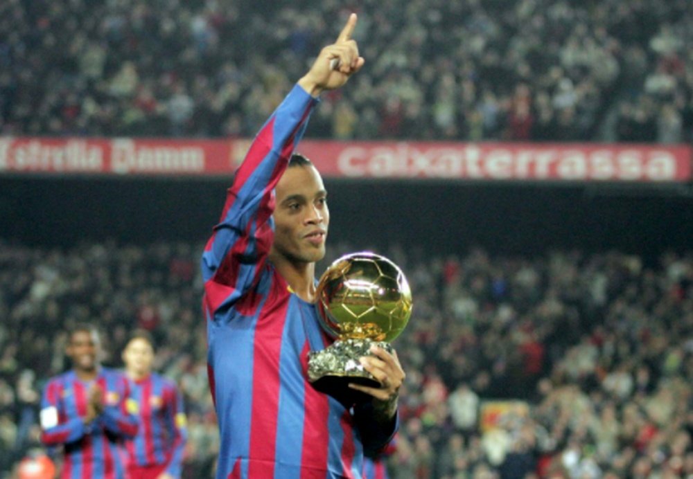 Ronaldinho offre son Ballon d'OR au Camp Nou. FCBarcelona