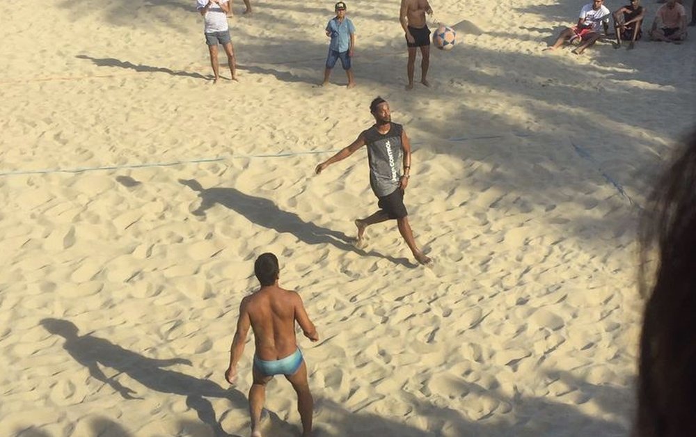 Ronaldinho, jugando a Futvoley en la Playa de la Barceloneta.