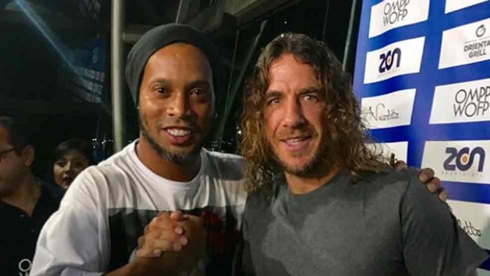 Ronaldinho y Puyol dieron una rueda de prensa juntos. Instagram