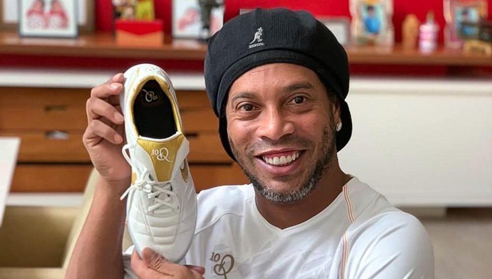 Ronaldinho, posando con las 'Tiempo' de Nike. Instagram/ronaldinho