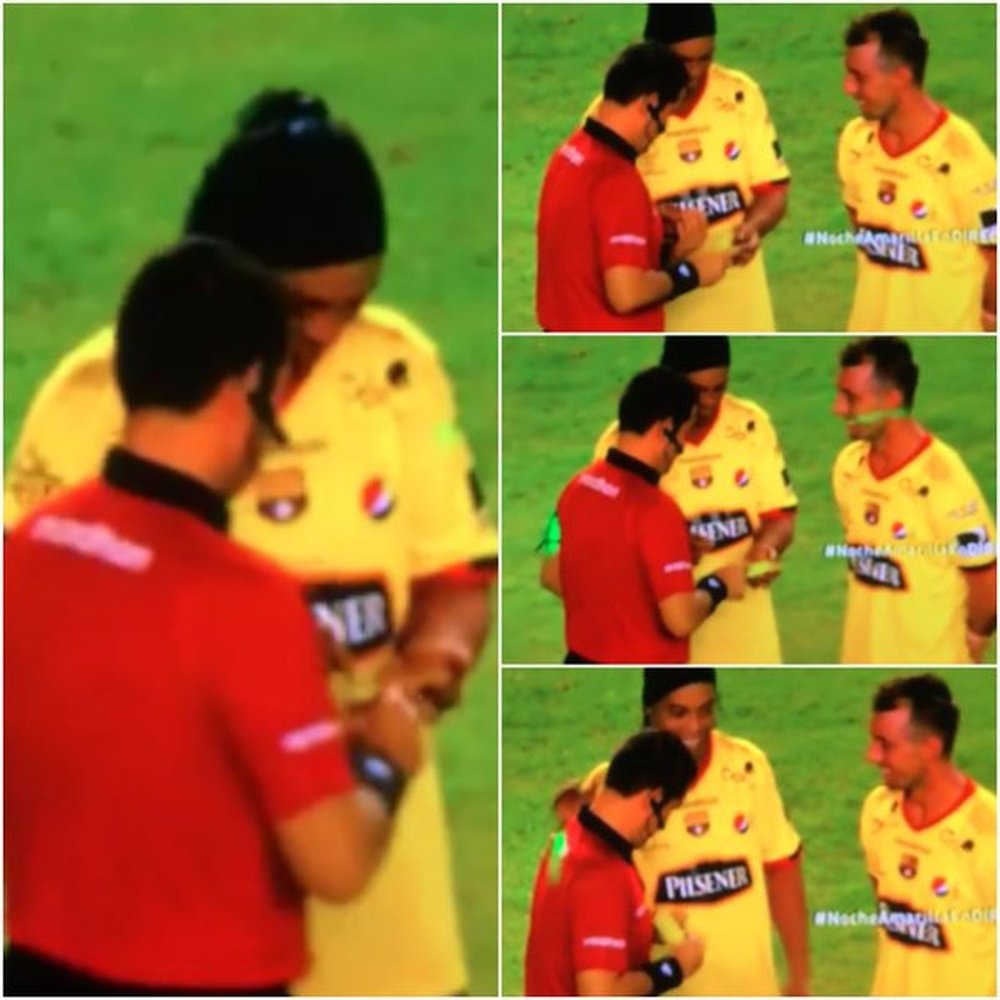 Ronaldinho deja su firma en una de las tarjetas del árbitro. Twitter