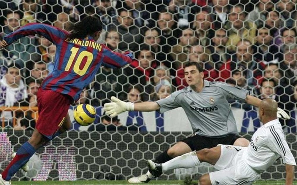 Ronaldinho dispara ante Roberto Carlos y Casillas para anotar en el Madrid-Barcelona de 2005. EFE