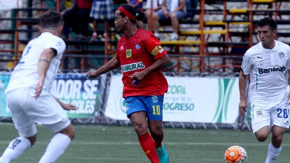 Ronaldinho is playing in India's Premier Futsal League . (Esteban Biba - Esteban Biba / EFE)