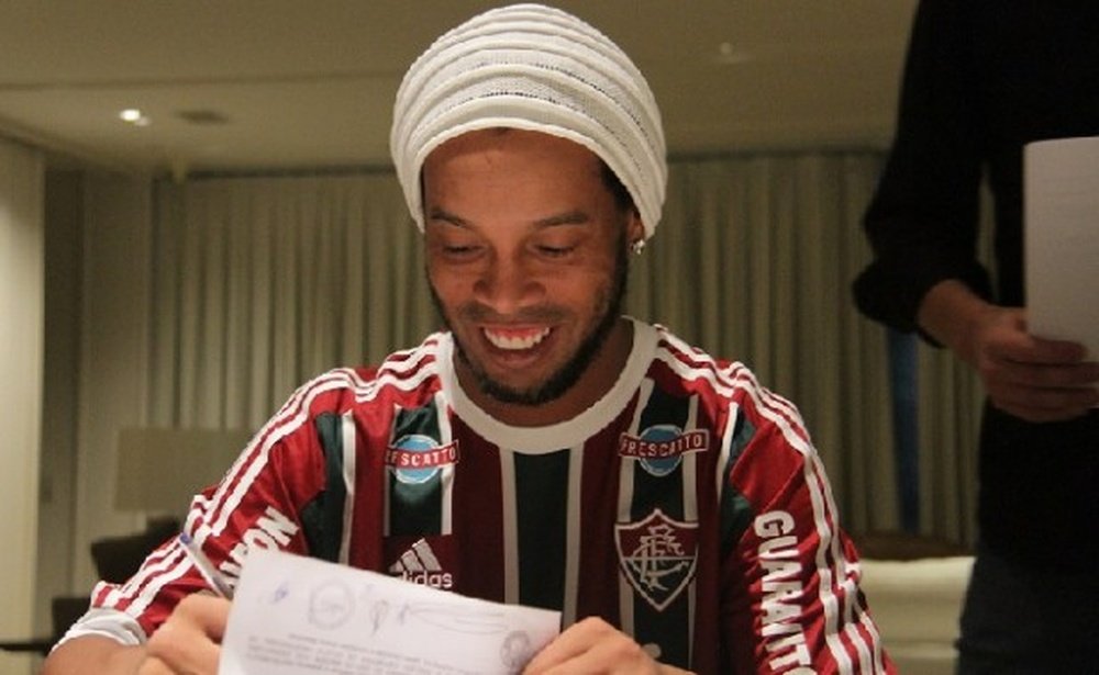 Ronaldinho firma el contrato que le une al Fluminense. Fluminense