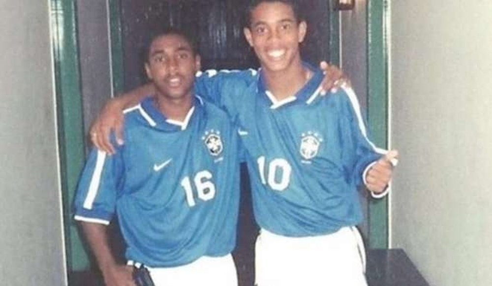 Ronaldinho la vuelve a liar con una imagen de 1997. Twitter