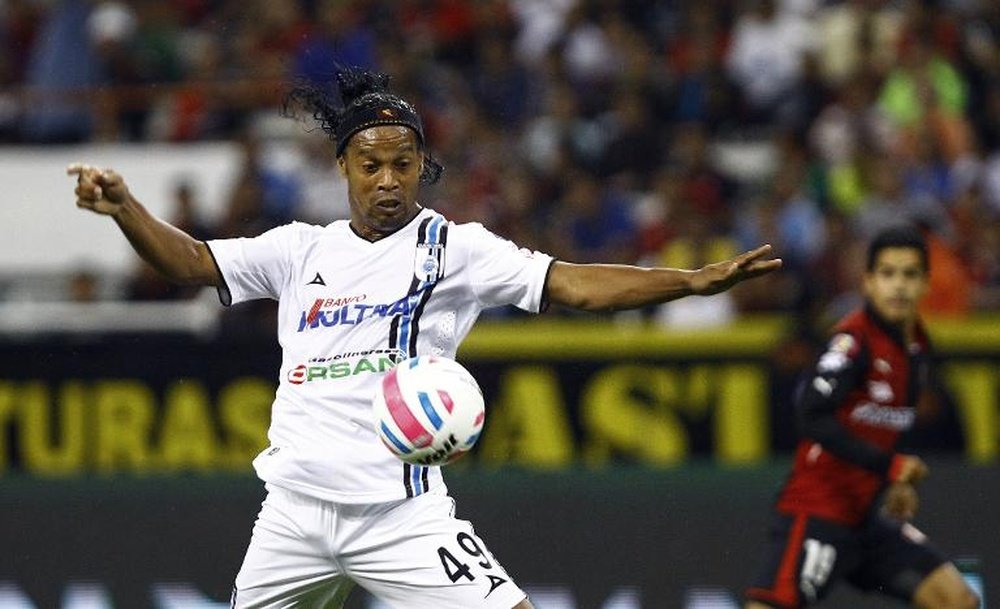 Ronaldinho of Queretaro crontrols the ball during their Mexican Apertura 2014 tournament football match against Atlas at Jalisco stadium in Guadalajara city, Mexico on September 30, 2014