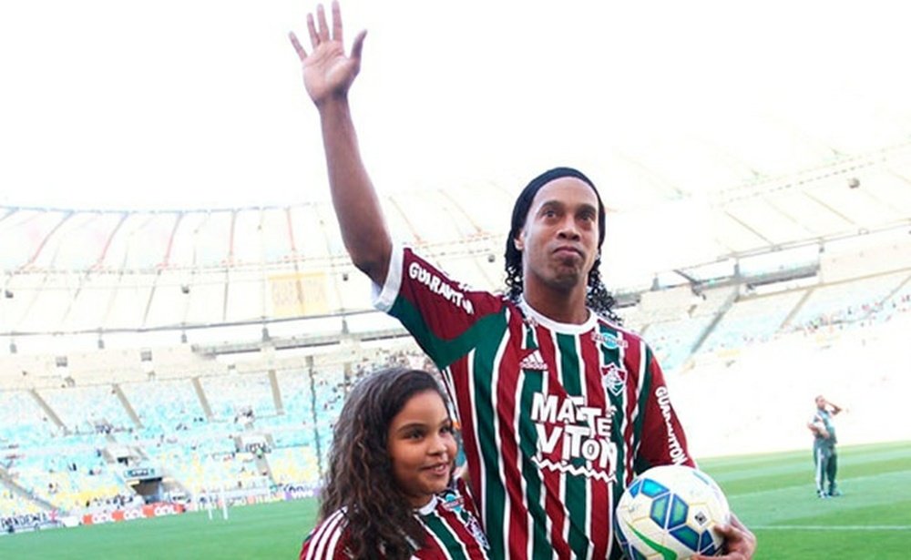 Ronaldinho saying goodbye to supporters at Fluminense. Twitter