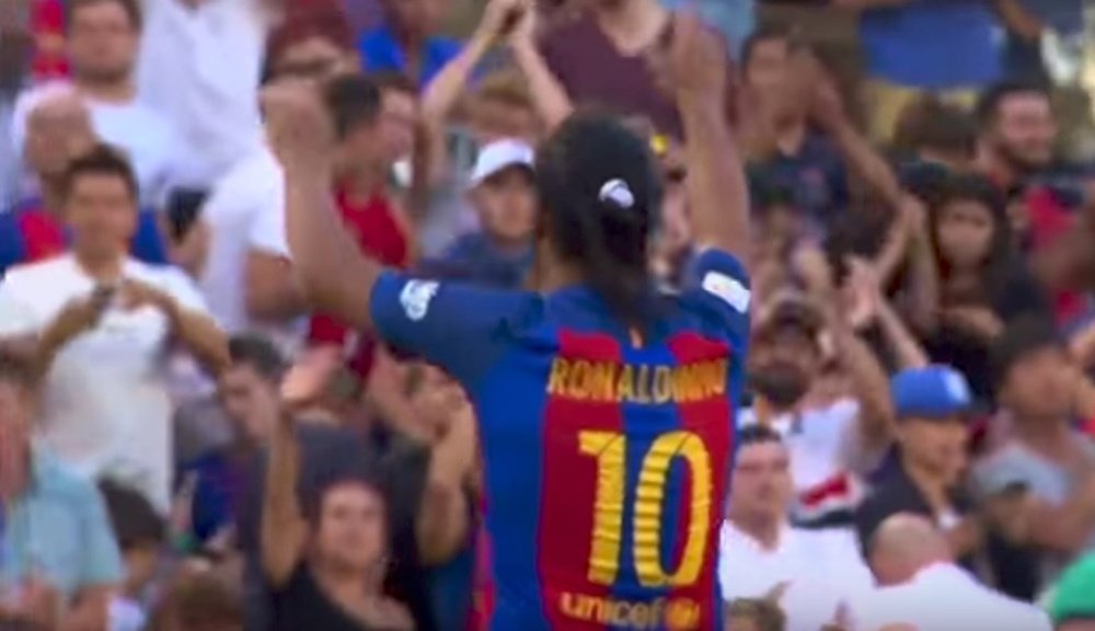 Ronaldinho dio un recital de magia en el partido de Leyendas. Youtube
