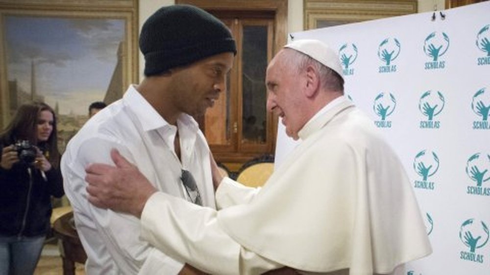 Ronaldinho y el Papa, en la presentación del partido por la paz. Twitter