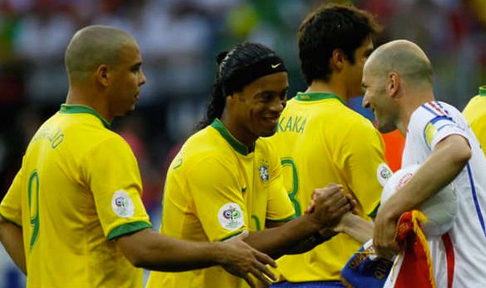 Ronaldinho y Zidane se saludan antes de un Brasil-Francia en presencia de Ronaldo. AFP