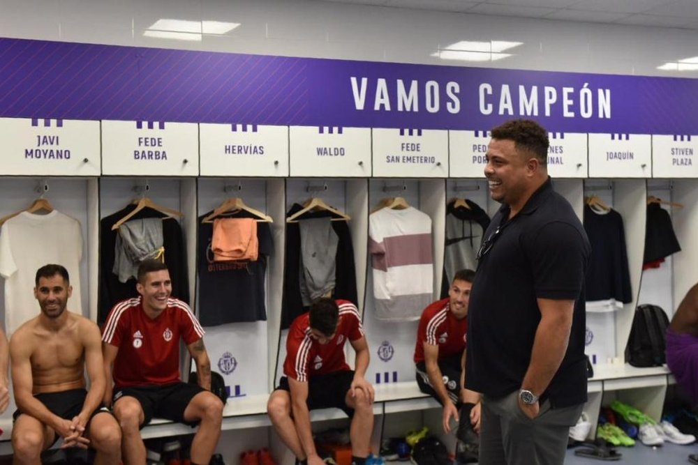 Ronaldo visitó a la plantilla del Valladolid. Twitter/realvalladolid
