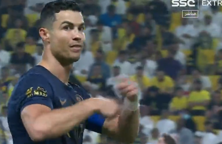 Ronaldo gestured to change the referee if possible