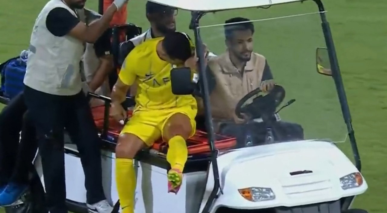 Ronaldo was unable to leave the pitch under his own steam. Screenshot/SSC
