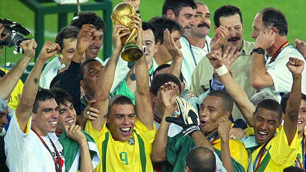 Ronaldo levanta la Copa del Mundo en 2002. Twitter