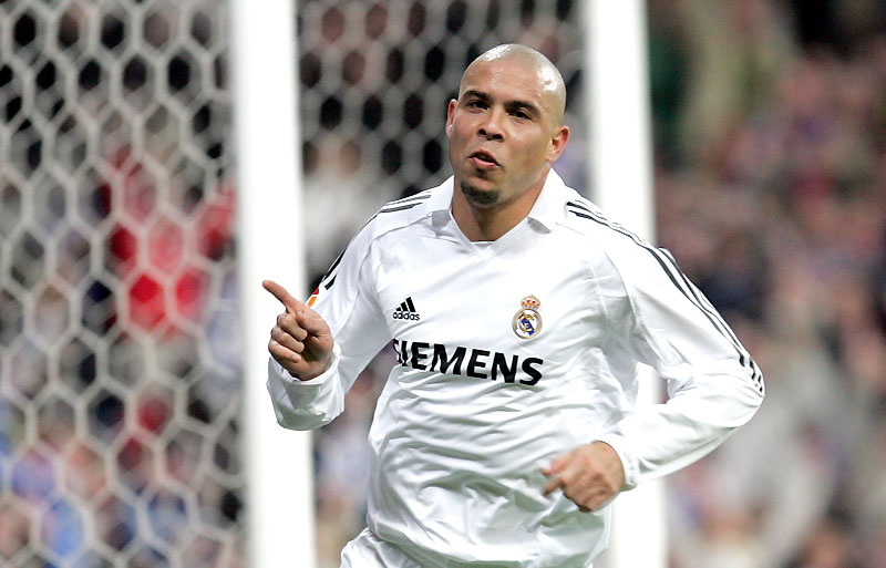 Ronaldo Nazario marcó dos goles en su debut con el Real Madrid