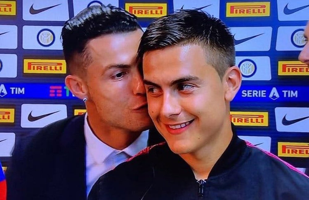 Ronaldo y Dybala reflejaron la felicidad de la Juventus con un beso. Captura/SkySport