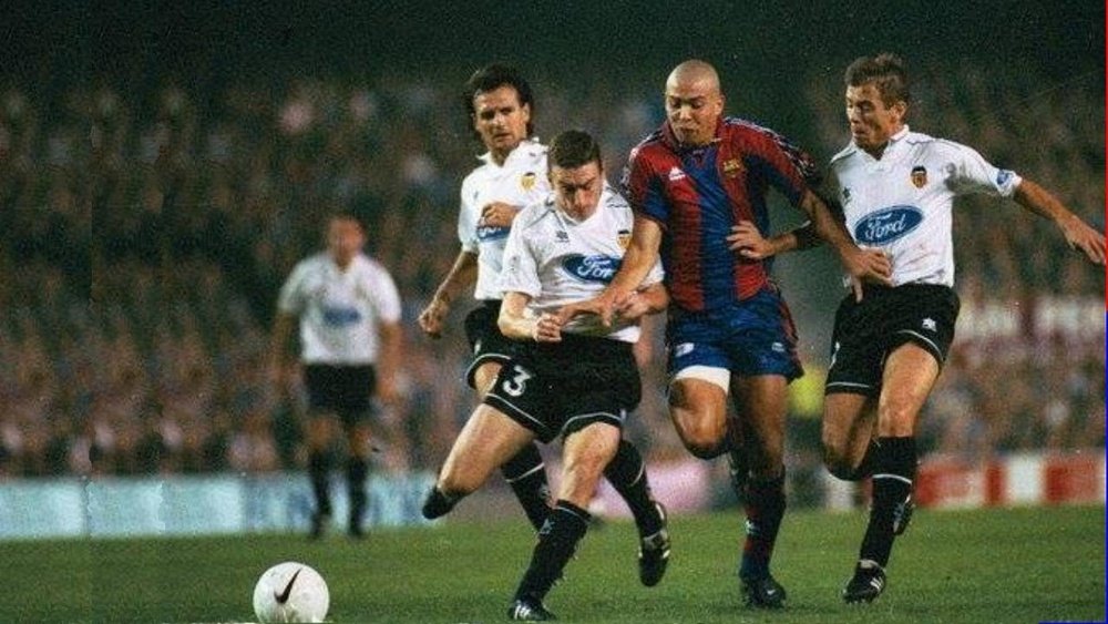 Ronaldo y Mijatovic, durante un Barça-Valencia de 1996. Captura