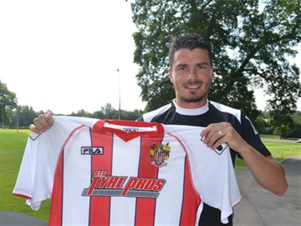 Ronnie Henry signs new contract with his club. StevenageFC