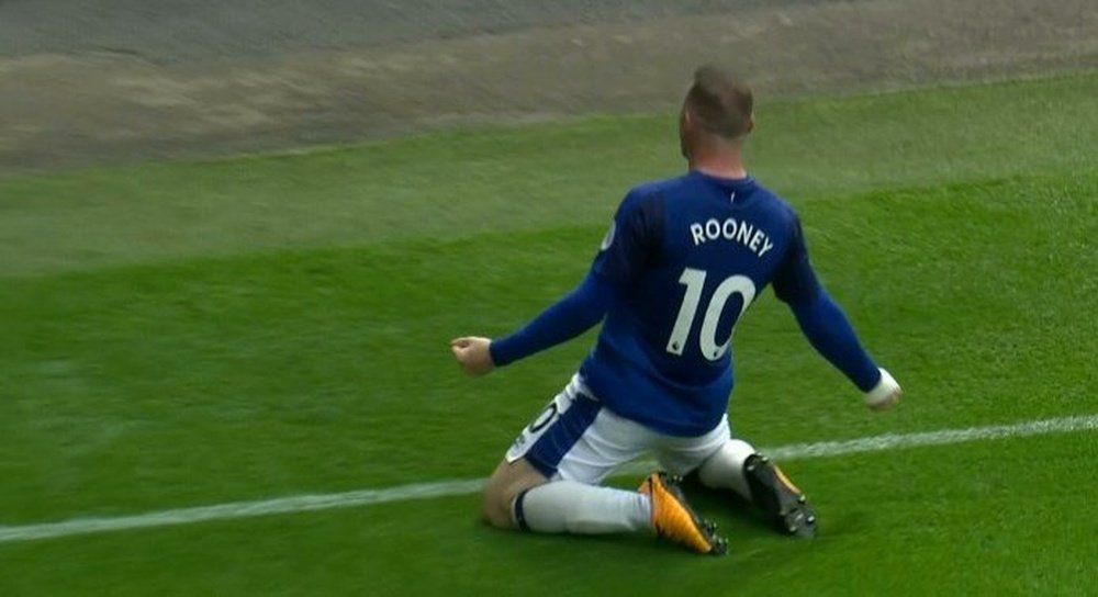 Rooney celebra su primer gol con el Everton tras su regreso. Twitter