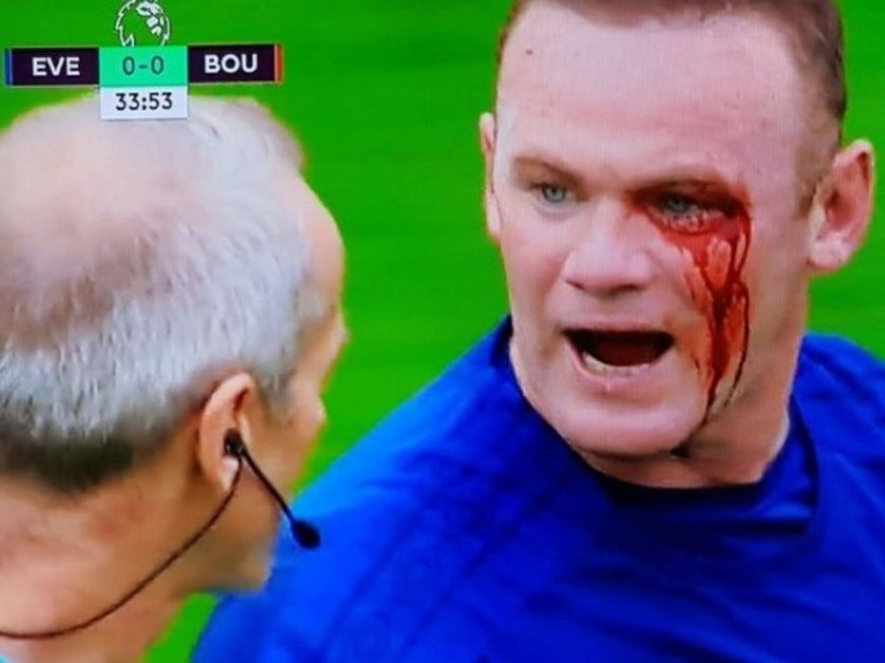 Rooney se enfadó con el colegiado. Captura/Twitter