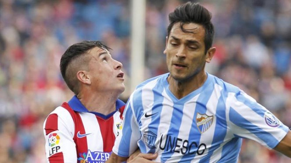 Roque Santa Cruz (d) brega con Giménez, del Atlético, en un partido disputado con el Málaga la pasada campaña. MalagaCF