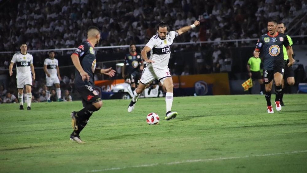 Roque Santa Cruz fez cinco gols em três partidas no Apertura do Paraguai. ClubOlimpia