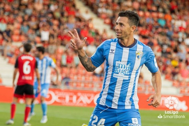 Rubén Castro celebra su gol en el Mirandés-Málaga de la Liga SmartBank 2022-23. LaLiga