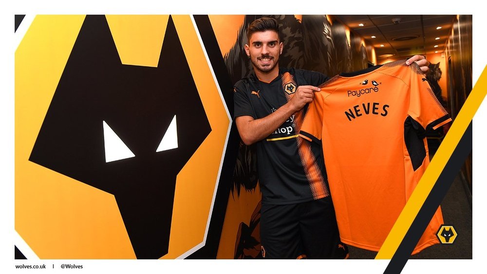 Rubén Neves, posando con la camiseta del Wolverhampton Wanderers. Wolves