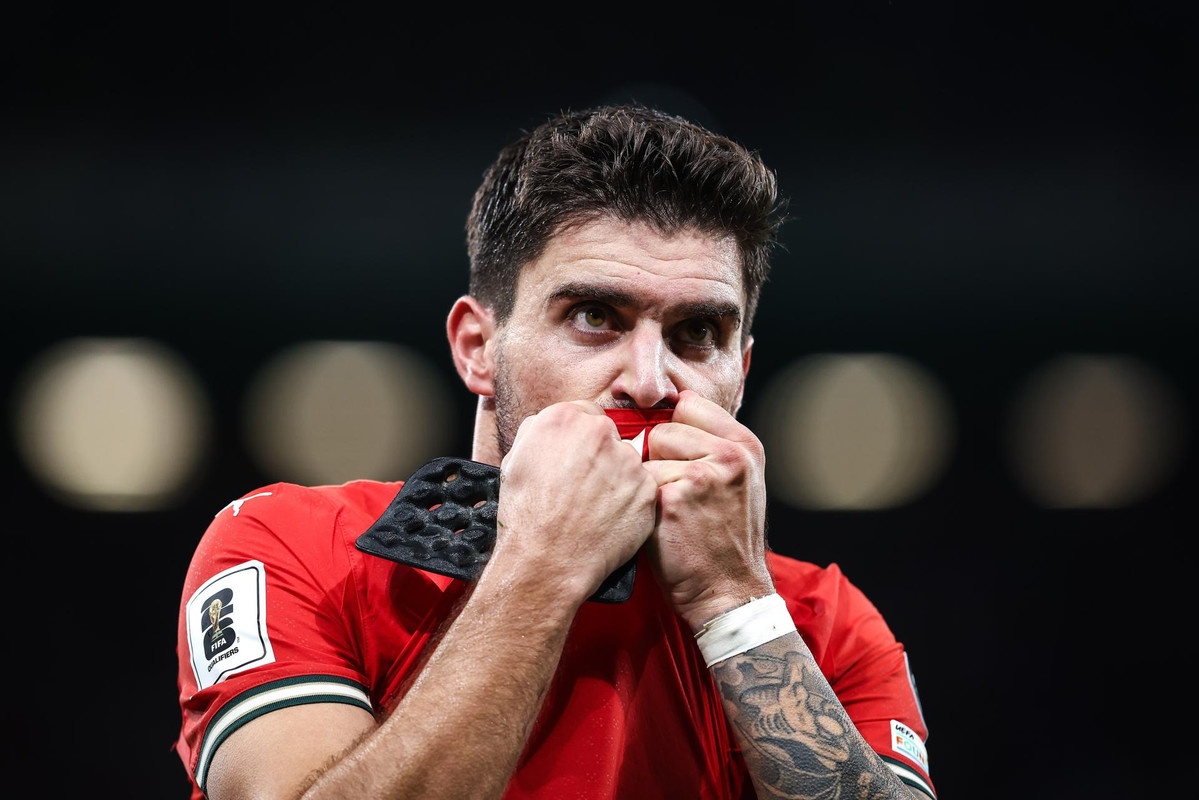 Las dos tentaciones de Neves: ¿el dinero saudí o regresar a Europa?