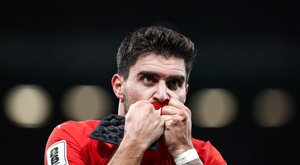 Las dos tentaciones de Neves: ¿el dinero saudí o regresar a Europa?