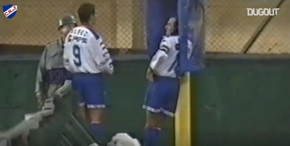 El día que Sosa celebró un gol en una cabina de teléfono. Captura/Dugout