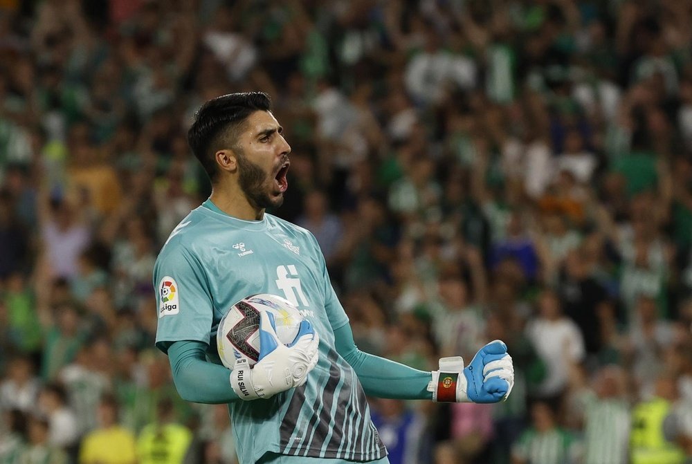 Rui Silva celebra la victoria tras el partido de Primera División 2022-23 entre Betis y Villarreal. EFE/Julio Muñoz