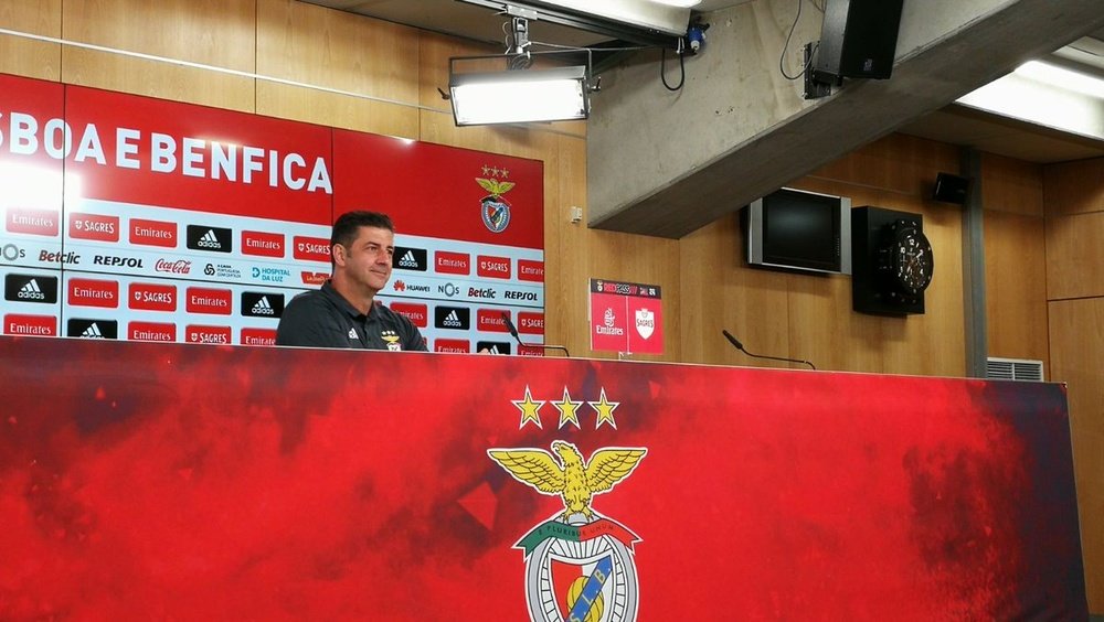 O técnico das 'águias' revelou muito respeito por Vítor Oliveira. Twitter/SLBenfica