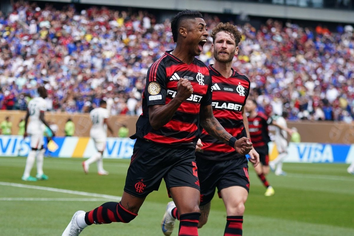 Flamengo, líder tras remontar al Chelsea. EFE