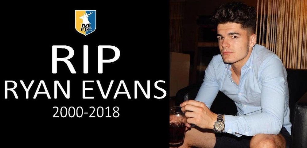 Luto en Inglaterra por la muerte de Evans. Twitter/mansfieldtownfc