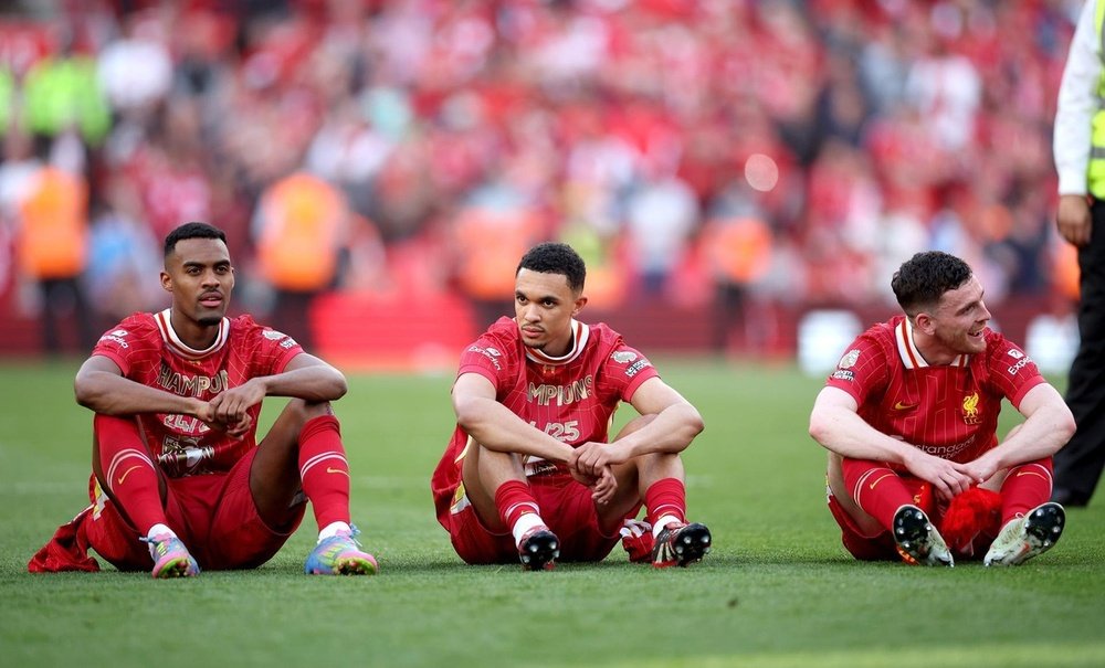 Robertson (R) maintains an excellent relationship with Liverpool. EFE