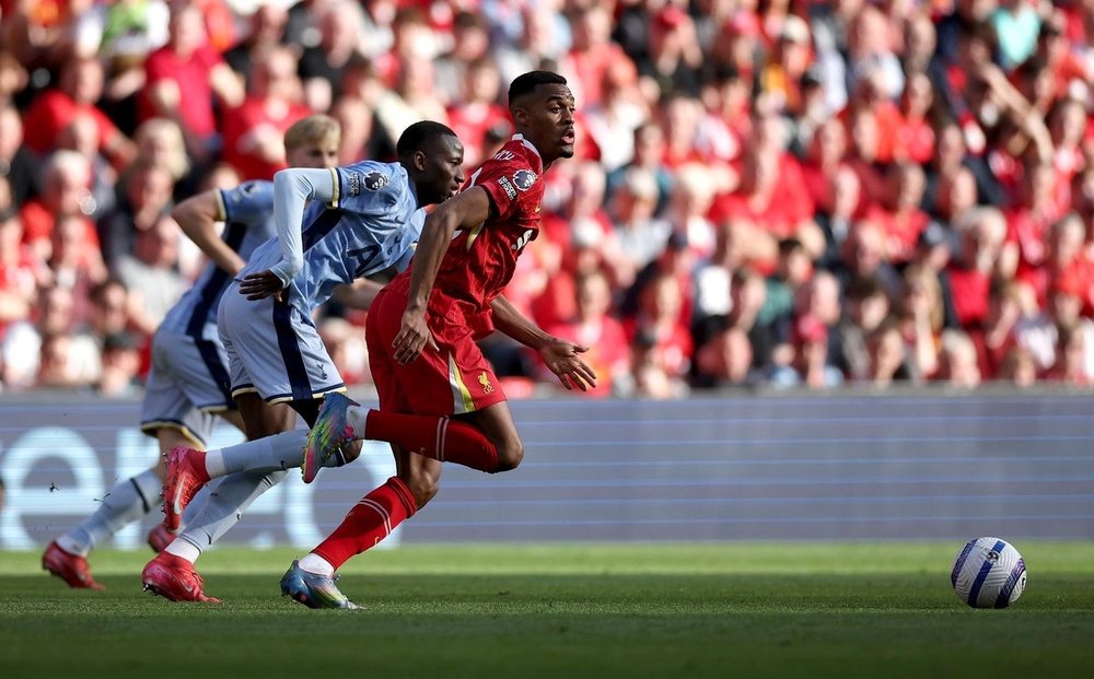 Gravenberch crowned Premier League Young Player of the Season 2 ryan gravenberch r corre a por el balon en el liverpool tottenham de premier league 2024 25 efe adam vaughan