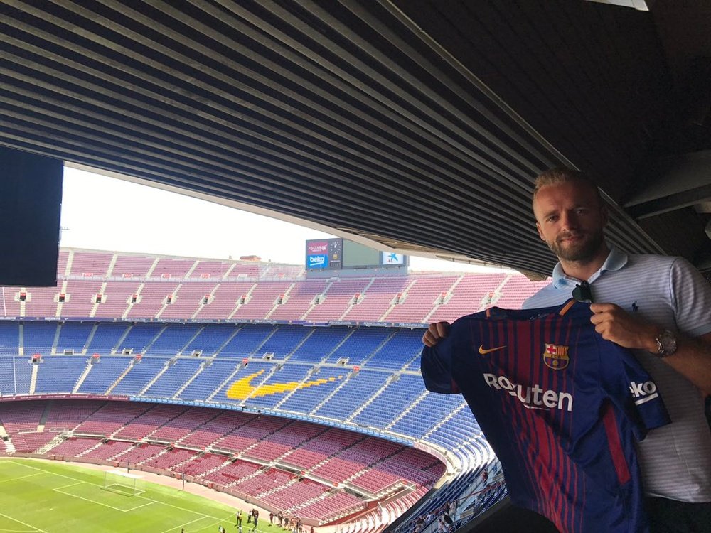 Ryan McLaughlin pose avec le maillot du FC Barcelone pour la saison 2017-18. Twitter/Ryan McLaughlin