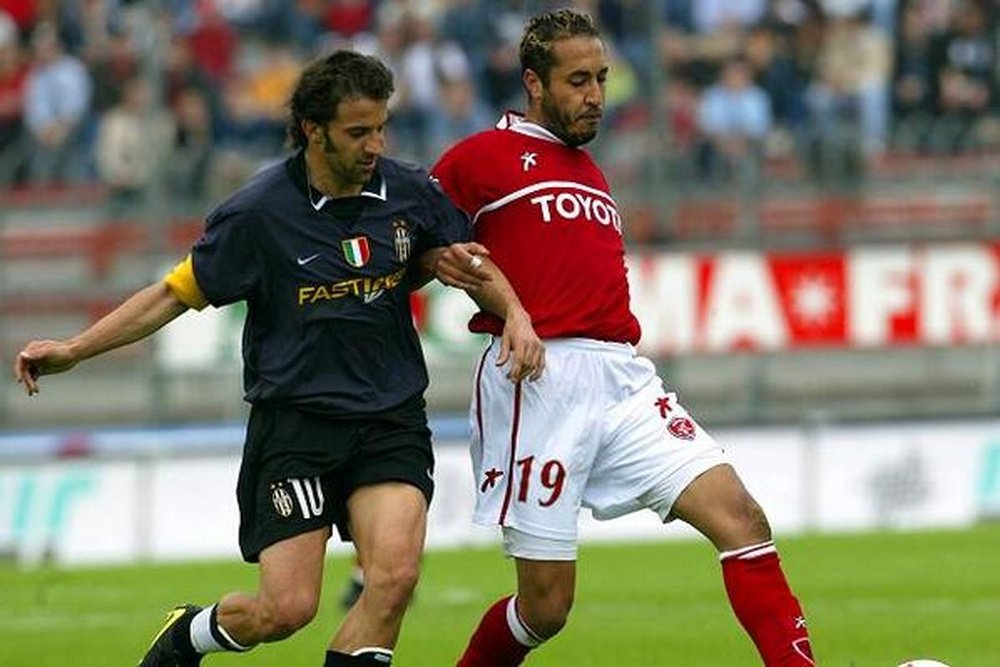 Saadi Gadafi (d) disputa un balón a Alessandro Del Piero, en su único partido en el Perugia. Twitter