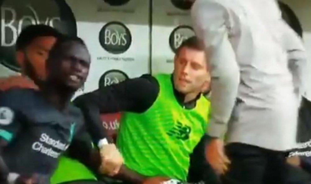 Mané se enfadó por culpa de una decisión de Salah. Captura/DAZN