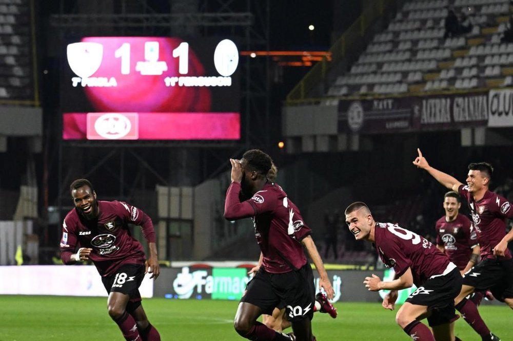 La Salernitana empató a dos ante el Bologna. EFE