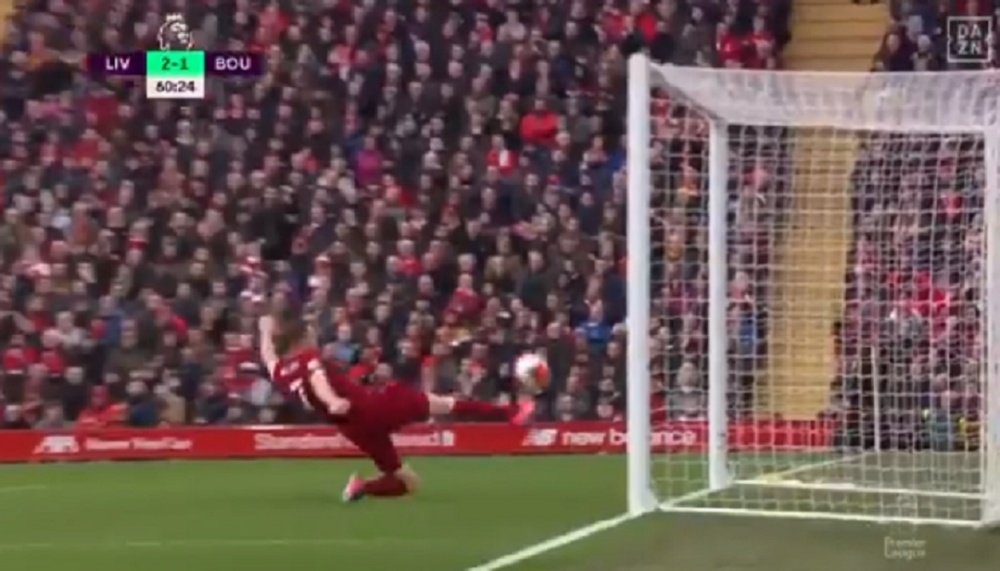 James Milner salva bola que entraria para o Bournemouth empatar contra o Liverpool. Captura/DAZN