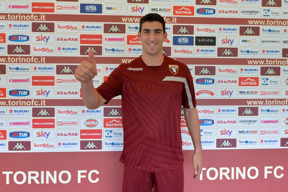 Salvador Ichazo, siendo presentado con el Torino. Torinofc